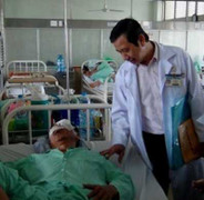 CSGT Hàng Xanh bị côn đồ ném gãy mũi