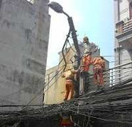 Cột điện gãy nghiêng, dân hô nhau tháo chạy