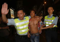 Clip: Người biểu tình Hong Kong tố cảnh sát tiếp tay cho xã hội đen đánh