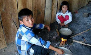 Bữa cơm chan nước mì tôm của học sinh bán trú É Tòng