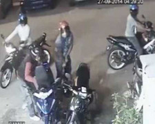 Clip: 4 tên trộm cắt xích lấy xe như phim