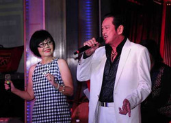 Chánh Tín ngọt ngào bên vợ sau ồn ào phá sản