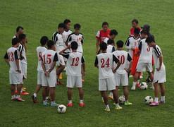 U19 Việt Nam tập đối kháng dưới mưa