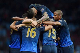 Yaya Toure lập siêu phẩm, Man City chật vật giành 3 điểm