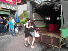 Hàng chục nam nữ hò hét bất thường trong quán karaoke