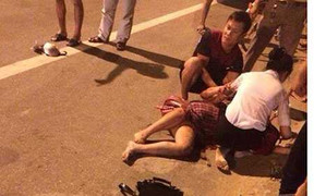 Phẫn nộ 'xe điên' kéo lê thai phụ 50m rồi bỏ chạy