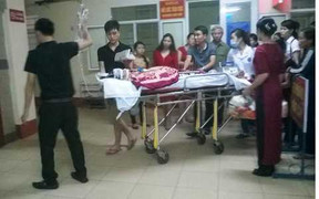 'Xe điên' kéo lê thai phụ: Mẹ già khóc ngất bên con nguy kịch