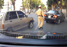 Clip: Né cảnh sát giao thông, 3 ôtô bị phạt liên tiếp