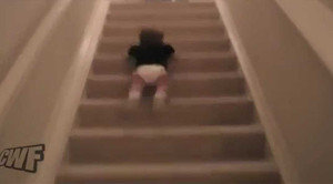 Clip: Em bé xuống cầu thang 'bá đạo' chưa từng thấy