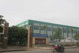 Lái ô tô lòng vòng trong bệnh viện để quậy phá