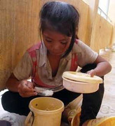 Bữa cơm muối ớt của học sinh Vân Kiều