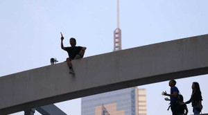 Video: Người phản đối biểu tình Hong Kong dọa nhảy cầu tự tử