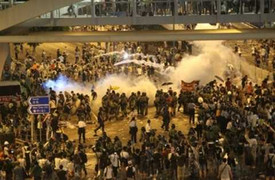 Người biểu tình Hong Kong bắt tay cảnh sát, xin lỗi dân