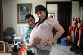 NSND Hồng Vân tóc mái ngố mang bầu khệ nệ