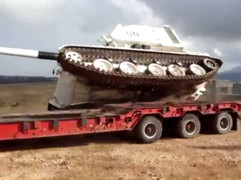 Video: Pháo tự hành lật nhào khỏi rơ-mooc xe tải