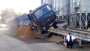 Video: Nghiêng xe tải hàng chục tấn để đổ hàng