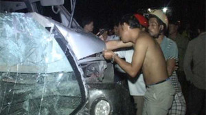 Ô tô biển số Lào kéo lê xe máy, 7 người thương vong