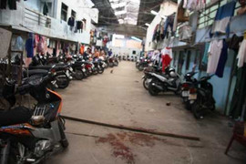 Côn đồ truy sát đẫm máu trong khu nhà trọ