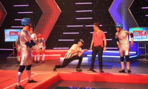 Hoài Linh dí dỏm, tươi trẻ khi chạy 'sô' làm MC