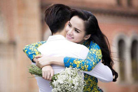 Diễm Hương ôm bạn trai tình tứ trên phố Sài Gòn