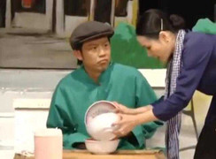 Clip: Hoài Linh bối rối trước nhan sắc cô bán bún