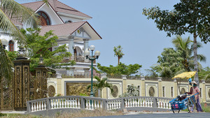 'Cán bộ về hưu tiền đâu ra mà lắm thế?'