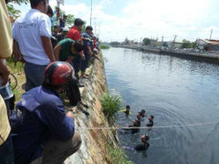 Thấy bạn chới với dưới hồ, ném đá cho chết hẳn mới thôi