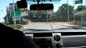 Clip: Tàu hỏa húc nát xe tải 18 bánh