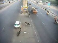 Clip: Thoát chết kì diệu khi sang đường