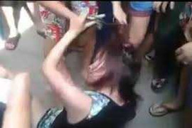 Thanh niên túm tóc, kéo lê cô gái trên phố