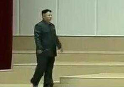 Clip: Kim Jong-un đi khập khiễng gây 'bão' dư luận