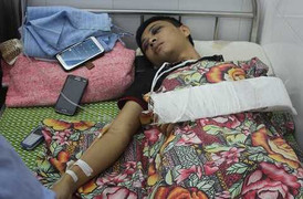 Hỏi thông tin bệnh nhân, nam y sĩ bị đánh túi bụi