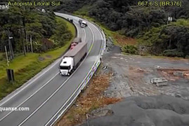 Video: Khúc cua định mệnh làm tan nát hàng chục xe tải