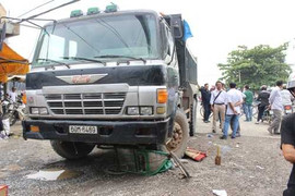 Người khuyết tật bán vé số bị xe ben cán tử vong