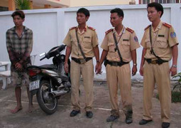 9X Bến Tre cướp môtô