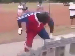 Dùng tay không đấm vỡ gạch như siêu nhân