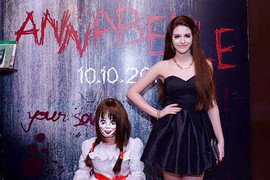 An 'tây' vai trần, Vũ Hạnh Nguyên gợi cảm đi gặp Búp bê quỷ ám