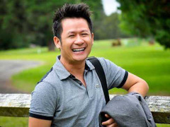 Bằng Kiều hăng say trổ tài đá bóng trên sân cỏ