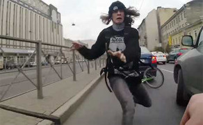 Nhặt iPhone rơi trên đường, bị đâm chí mạng