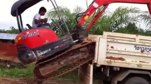 Video: Khéo léo như xe gầu tự lên xe tải ở Thái Lan