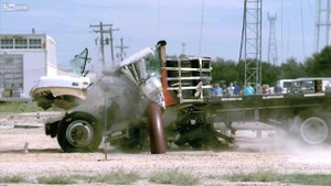 Mỹ chế tạo rào chắn, xe 7 tấn húc vào cũng nát bét