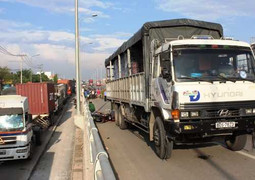 Vợ khóc ngất bên thi thể chồng bị xe tải cán