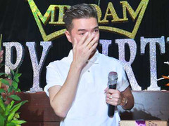 Mr Đàm xúc động rơi nước mắt trước tình cảm của người hâm mộ