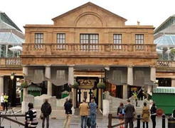 Kỳ lạ ngôi nhà tách làm đôi, lơ lửng giữa không gian