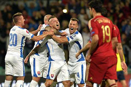 Tây Ban Nha bại trận đầu sau 8 năm đá vòng loại