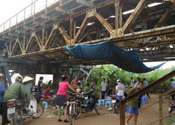 Người đàn ông treo cổ tự tử dưới cầu Long Biên