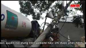 Clip: Xe bồn tông gãy cột điện, dân tháo chạy