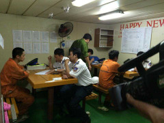 Tiếp cận Sunrise 689, phát hiện một số kim tiêm trên tàu