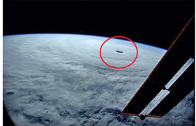 Siêu bão Vongfong đổ bộ Nhật Bản nhìn từ vũ trụ như lỗ hổng thời gian