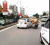 Cảnh sát truy đuổi xe điên trên phố như phim hành động